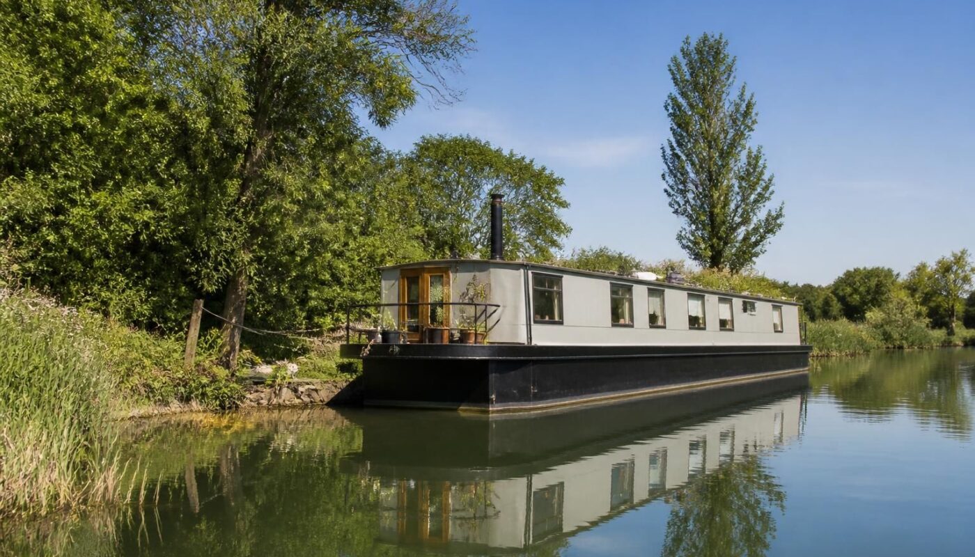 découvrez notre assurance habitation spécialement conçue pour les péniches amarrées à l'année hors port fluvial, offrant une protection complète adaptée à votre lieu de vie atypique.