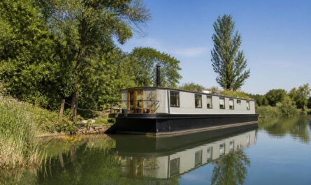 découvrez notre assurance habitation spécialement conçue pour les péniches amarrées à l'année hors port fluvial, offrant une protection complète adaptée à votre lieu de vie atypique.