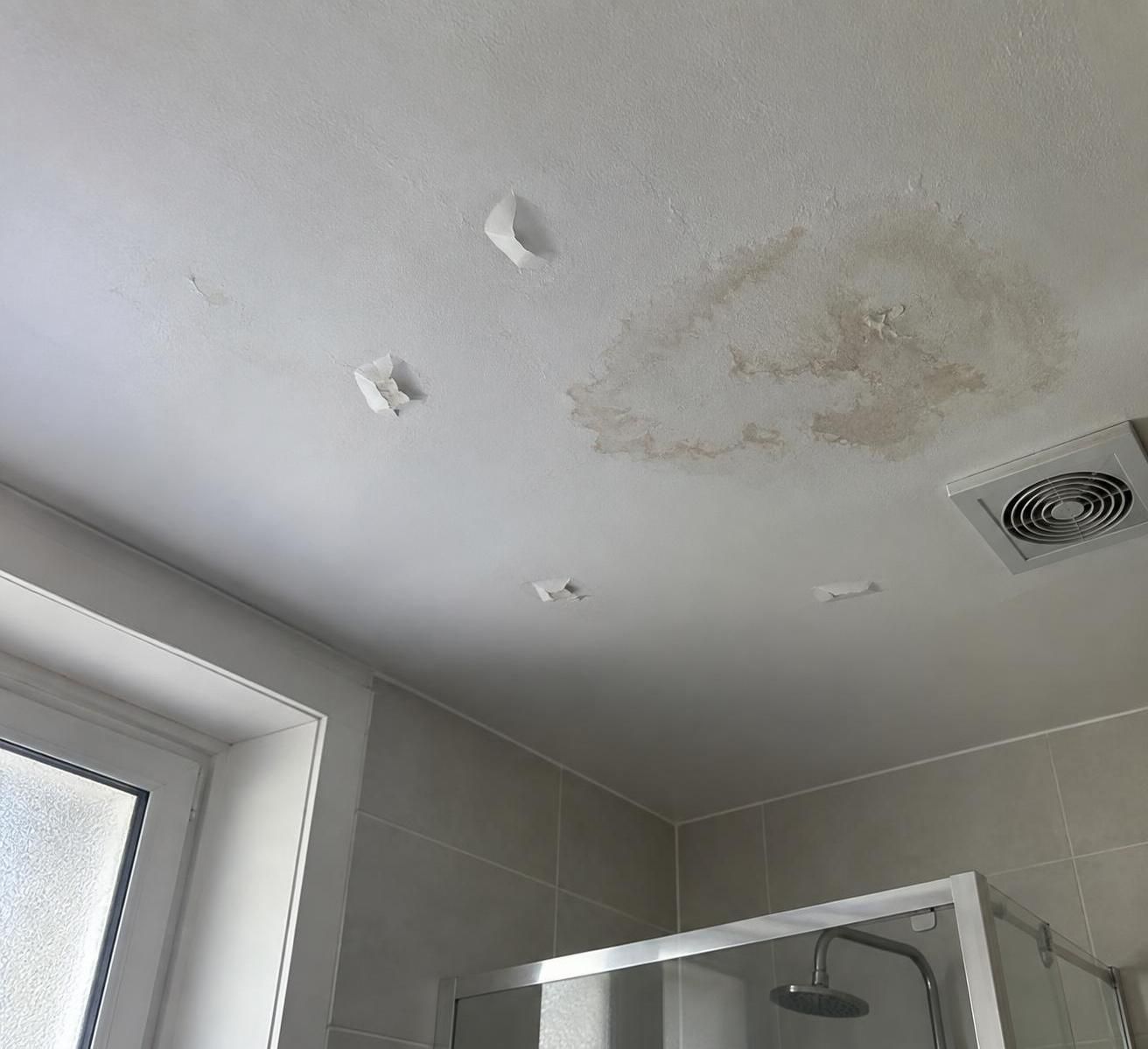 peinture qui cloque au plafond ? identifiez la cause — humidité, fuite ou condensation — avant de réparer et de repeindre durablement.